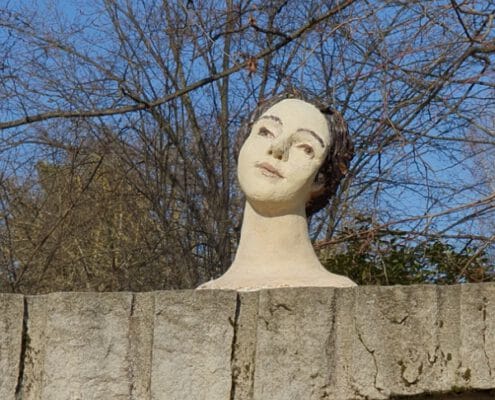 Skulptur vor dem Café Wach in Collm
