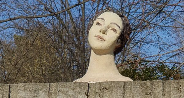 Skulptur vor dem Café Wach in Collm