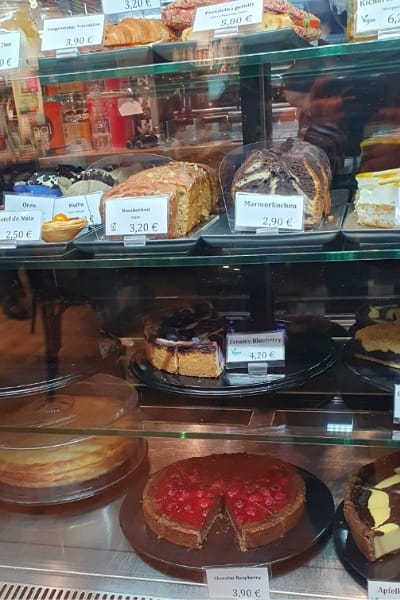 Kuchenauswahl im Lesecafé