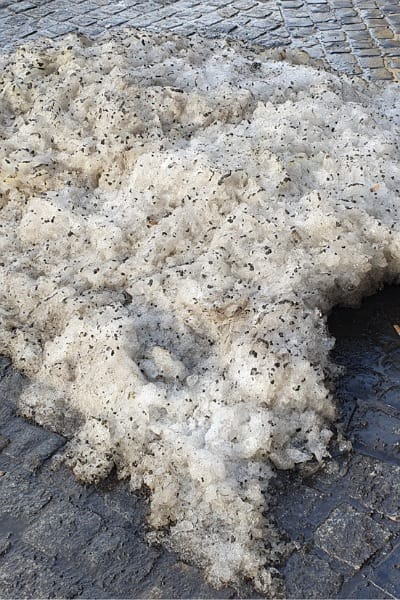 Schmutzige Schneereste auf dem Marktplatz